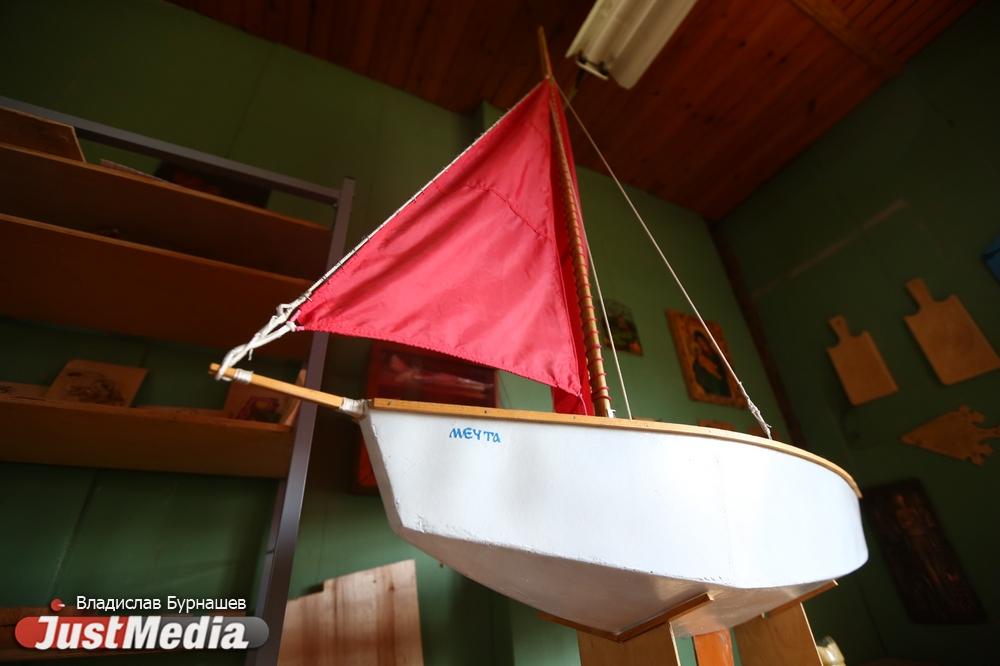 Создание документального фильма, присвоение имени одной из улиц, аллеи памяти и установка памятника. В Свердловской области проведут 100 мероприятий по увековечению памяти Владислава Крапивина - Фото 1