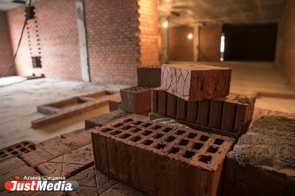 В Иркутске сброшенный ребенком из окна кирпич упал на голову шестилетней девочки  - Фото 1