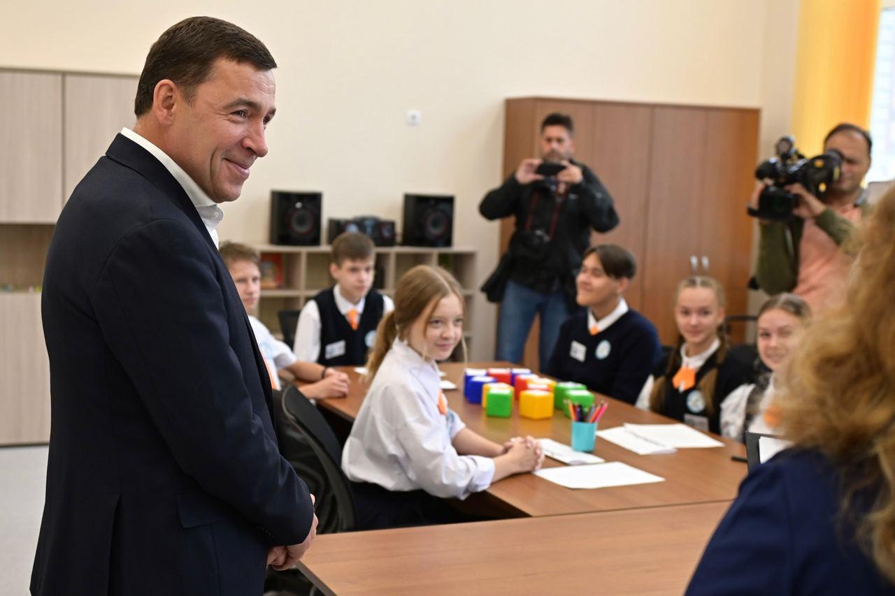 Важный урок в День знаний. Евгений Куйвашев рассказал, за что любит Урал старшеклассникам новой школы в Березовском - Фото 1