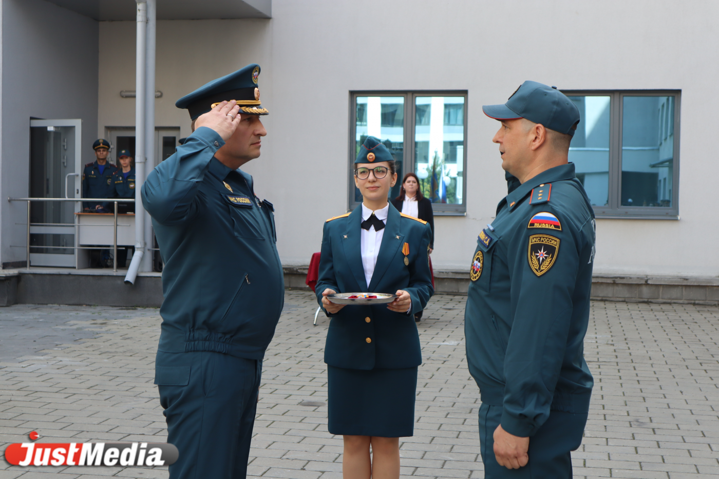 Министр МЧС РФ Куренков наградил сотрудников ведомства в Екатеринбурге - Фото 1