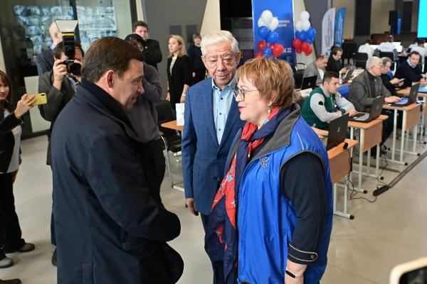 Евгений Куйвашев проверил работу Центра общественного наблюдения