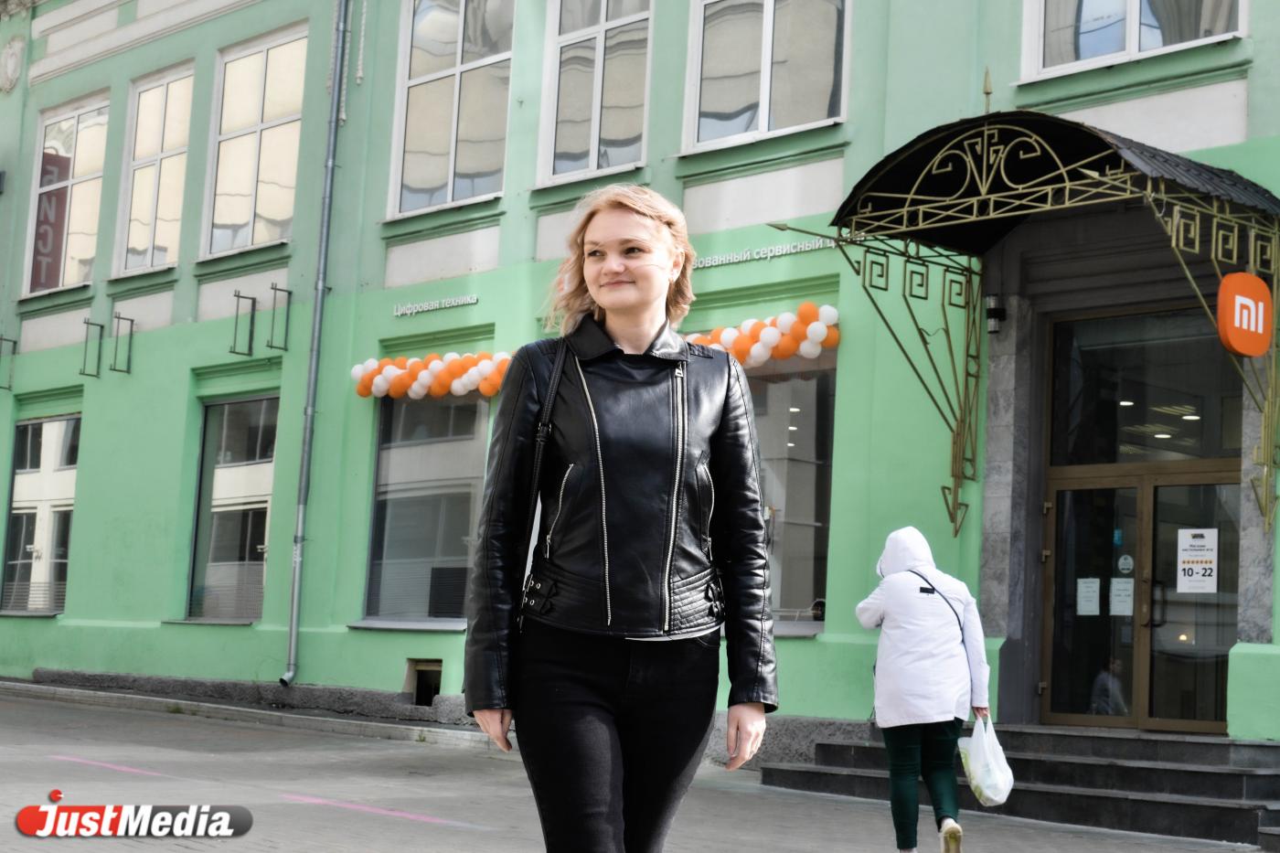 Анастасия Бабина, фельдшер скорой помощи: «По крайней мере, солнечно, не дождливо. Это радует». В Екатеринбурге +12 градусов - Фото 1