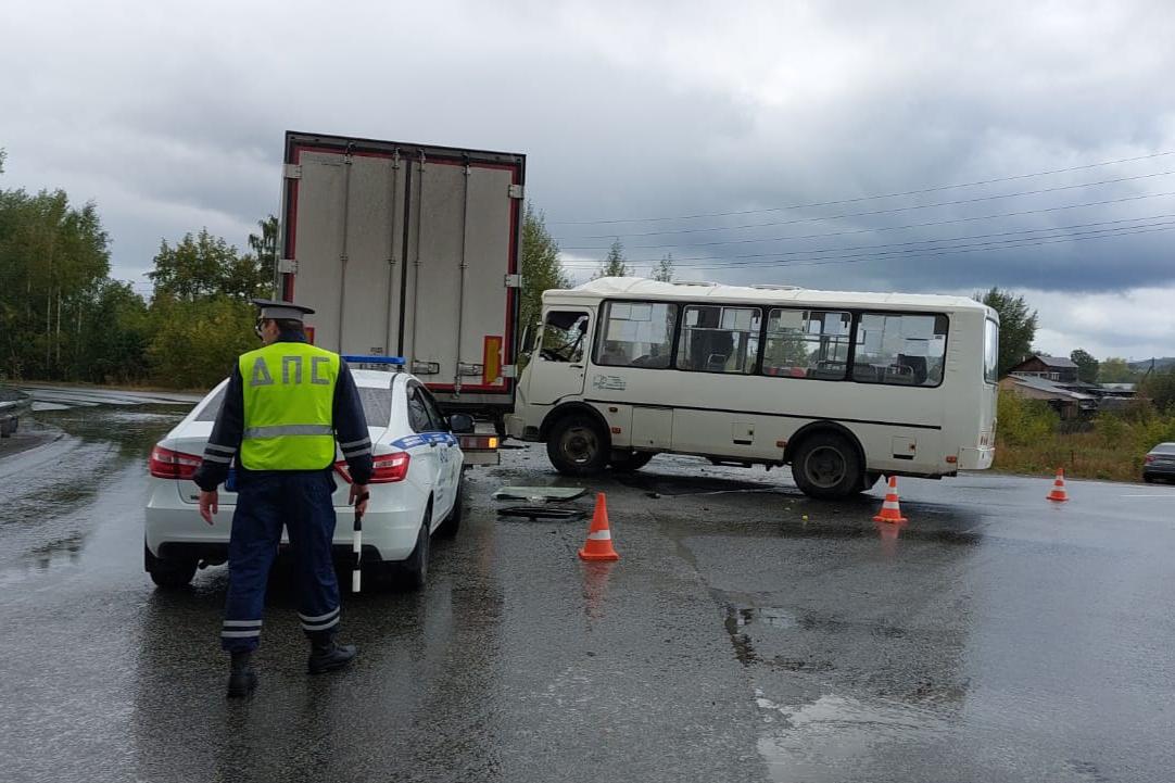 В Полевском грузовик протаранил рейсовый автобус. Пострадали четыре человека - Фото 1