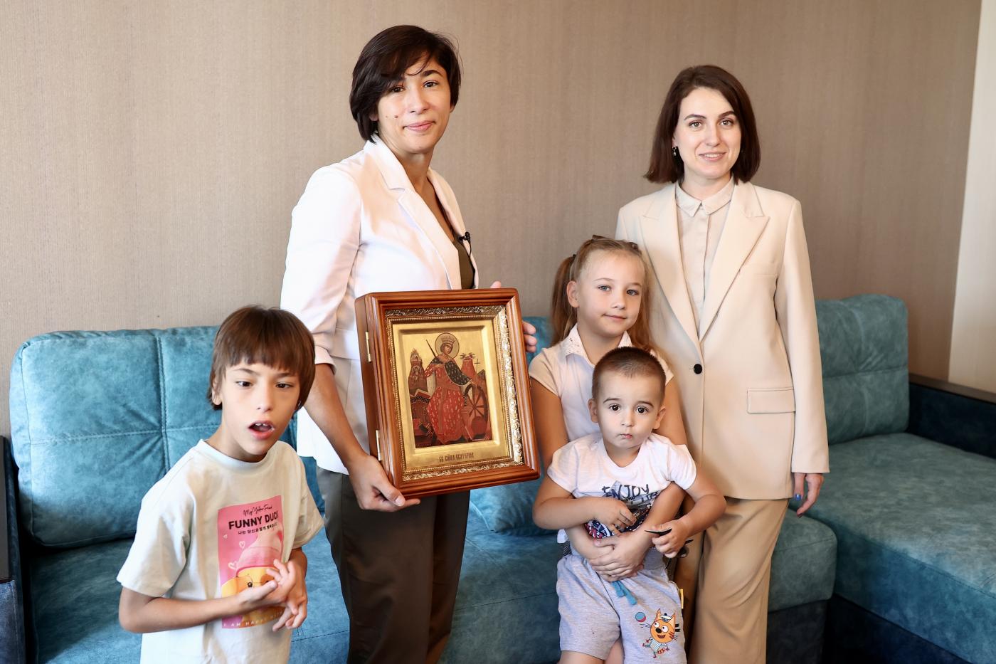 «Спасибо за то, что даете возможность жить»: многодетная семья впервые в жизни обрела свой дом - Фото 1