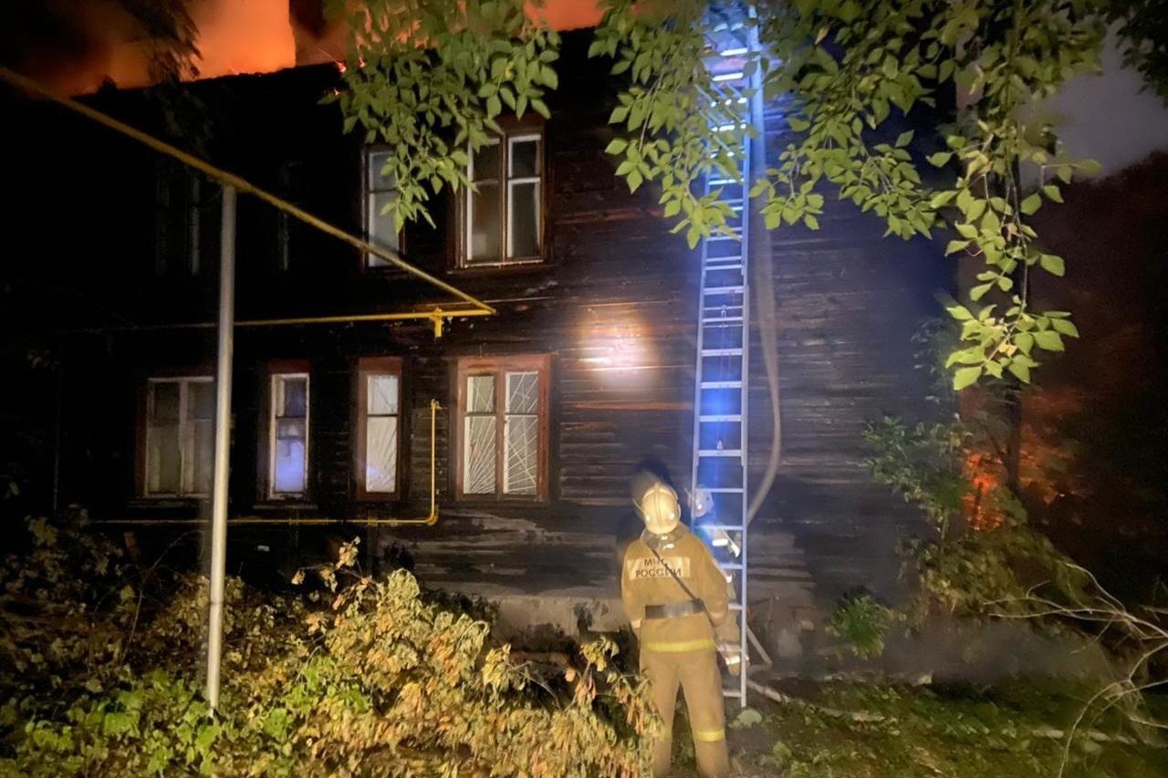 Возле парка Маяковского сгорел деревянный жилой барак - Фото 1