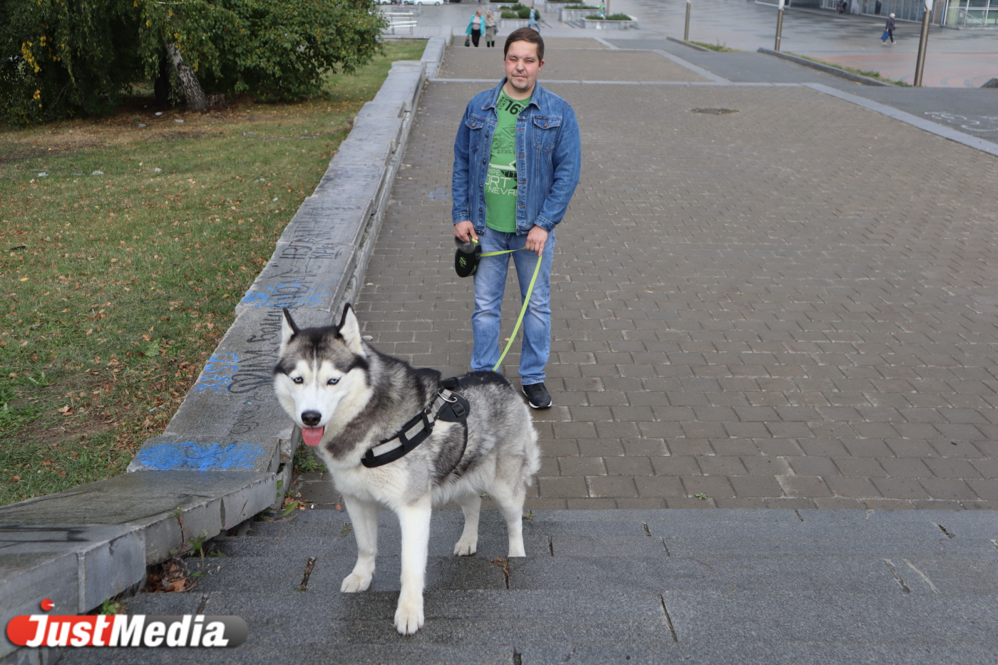 Дмитрий Кадочников и Шепа: «Отличная погода для прогулок и новых знакомств» В Екатеринбурге +20 градусов - Фото 1