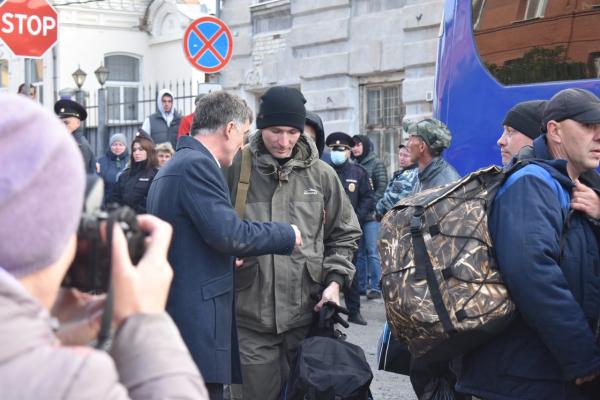 Глава Алапевска Сайгид Билалов проводил сына на спецоперацию