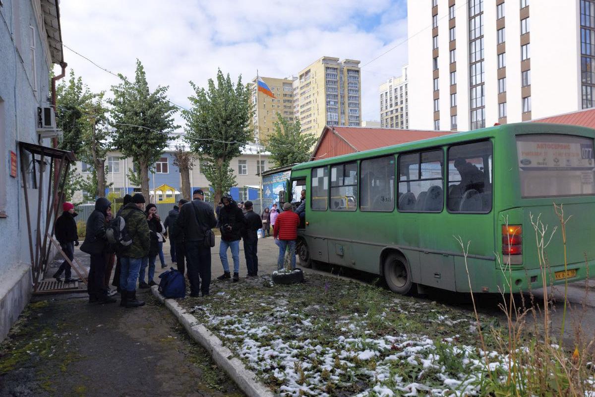 В Екатеринбурге продолжается отправка резервистов в Елань - Фото 1
