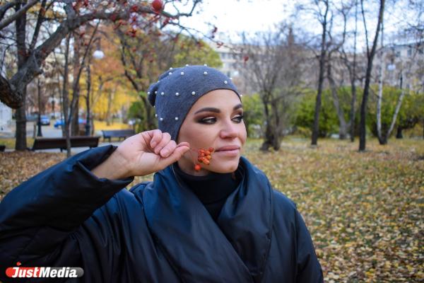 Романа Зверева, певица, бэк-вокалистка: «Я точно знаю, что осень – это лучшее время, чтобы петь. Пой, Екатеринбург!». В Екатеринбурге +5 градусов