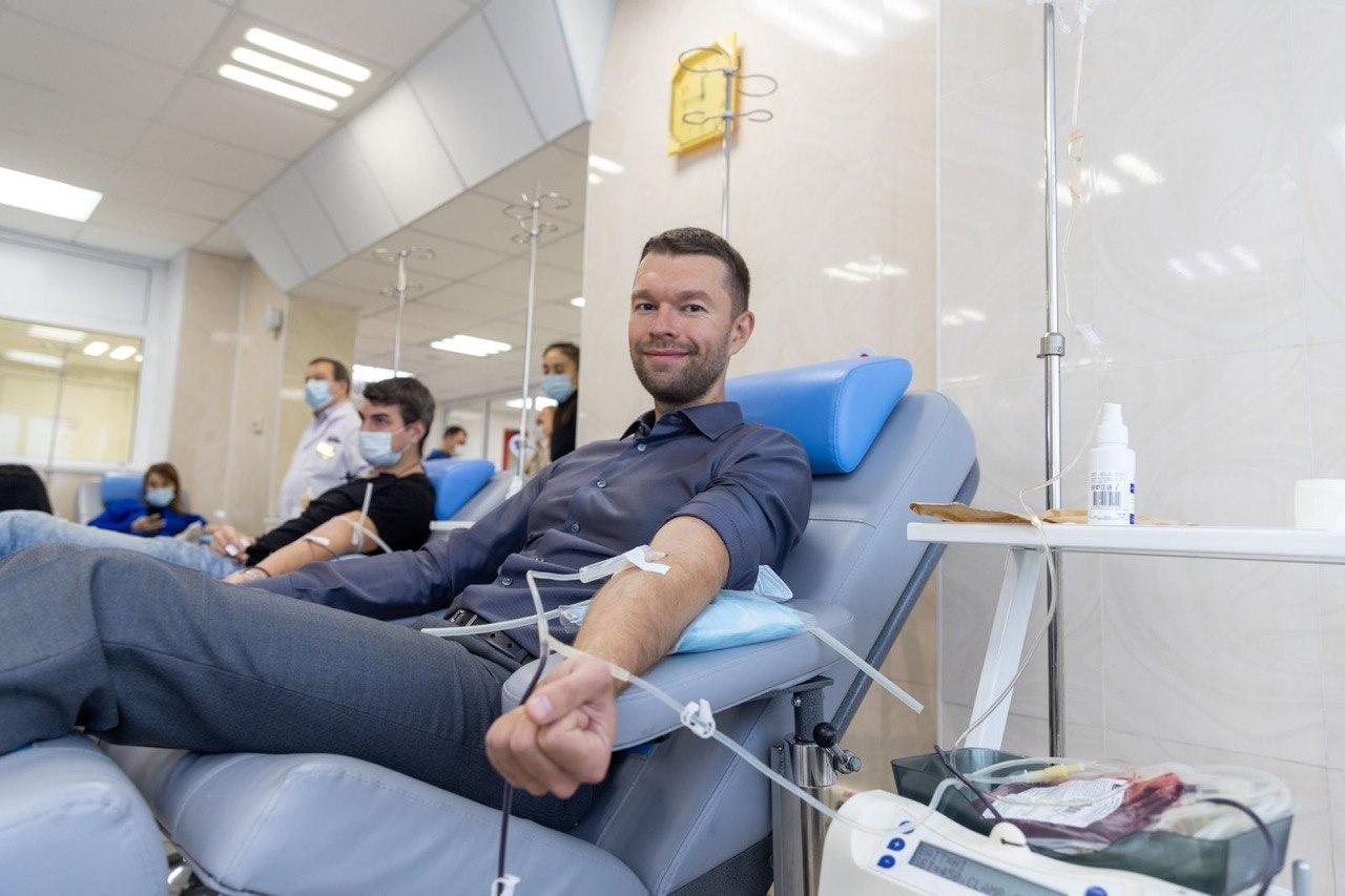 Медфракция Екатеринбургской гордумы сдала кровь для бойцов, раненых в ходе СВО - Фото 1
