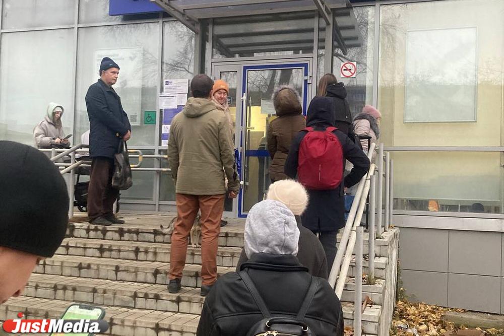 Жители Эльмаша пожаловались на огромную очередь в почтовое отделение №135, которая начинается на улице - Фото 1