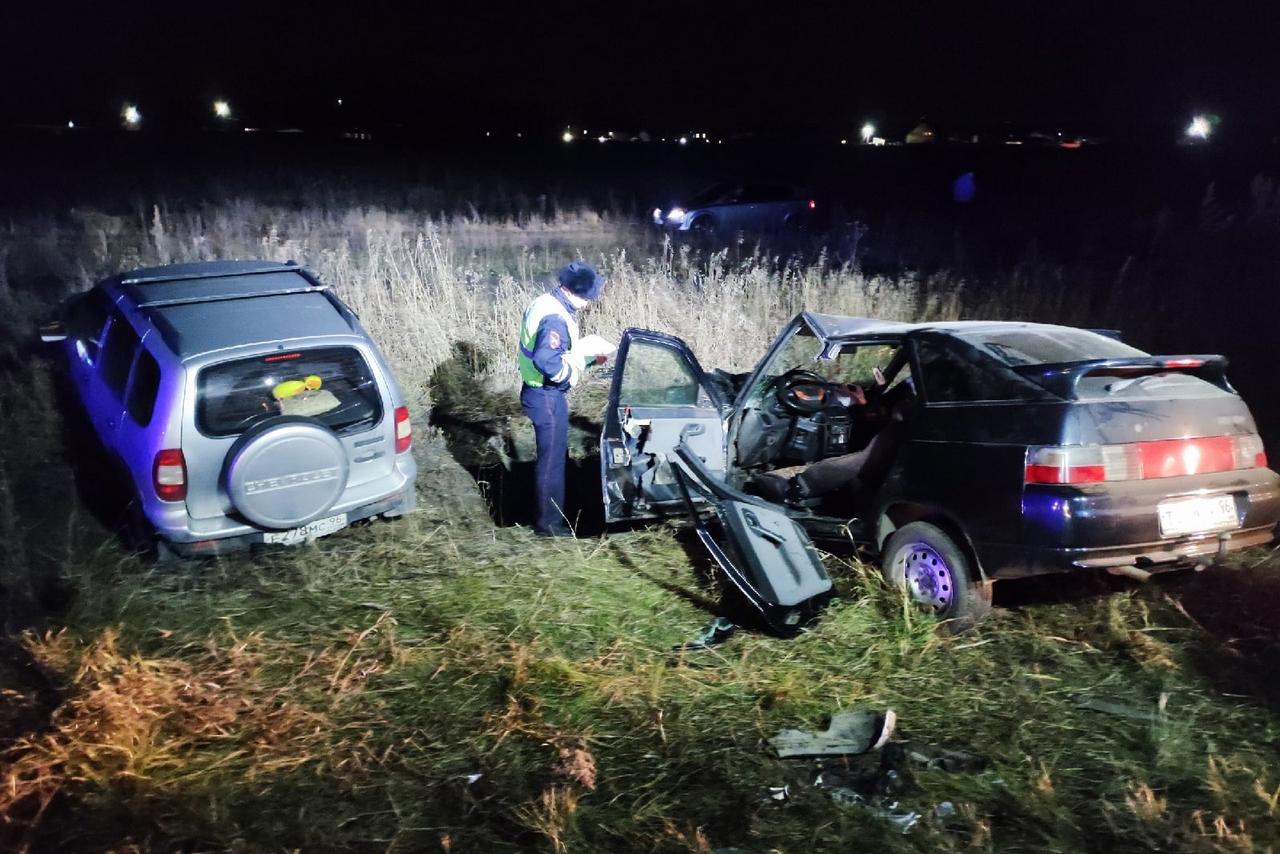 В Каменске-Уральском водитель «Нивы», выехав на встречку, покалечил мужчину из ВАЗа и его четырехлетнюю дочь  - Фото 1