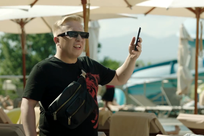 Свердловский рэпер Витя АК-47 засветился в новом сезоне сериала «Отпуск» на ТНТ - Фото 1