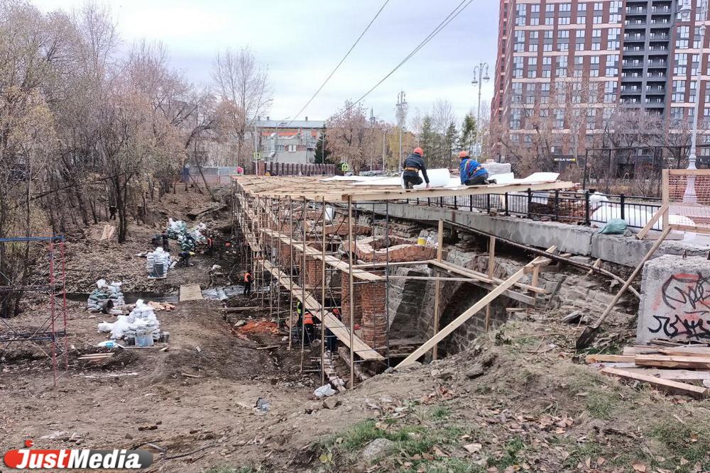 В Екатеринбурге продолжается реставрация Плотины на реке Ольховка стоимостью 15 млн рублей - Фото 1
