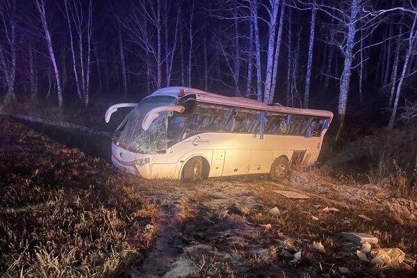 В Челябинской области опрокинулся автобус, следовавший в Екатеринбург - Фото 1