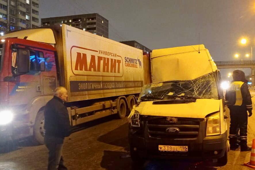 На ВИЗе пассажирский автобус столкнулся с грузовиком - Фото 1