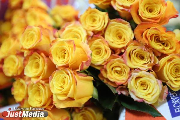 Киркоров на концерте ударил букетом цветов человека, сидевшего в первом ряду - Фото 1