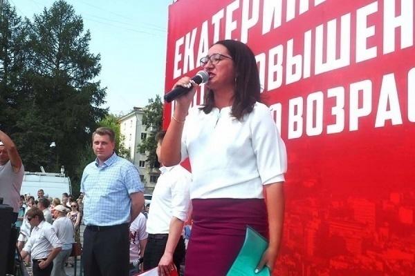 Экс-депутат думы Асбеста Наталья Крылова залила фекалиями офис Водоканала Первоуральска - Фото 1