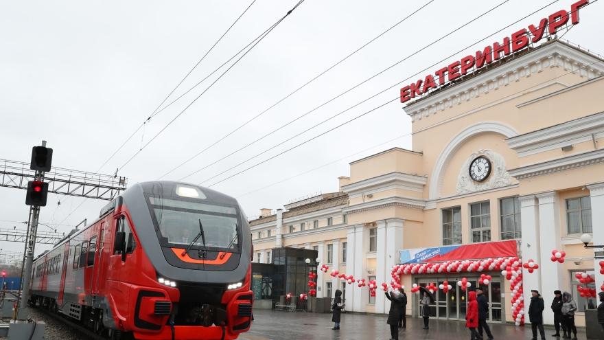 В Екатеринбург прибыл первый пригородный поезд «Орлан» из Челябинска - Фото 1