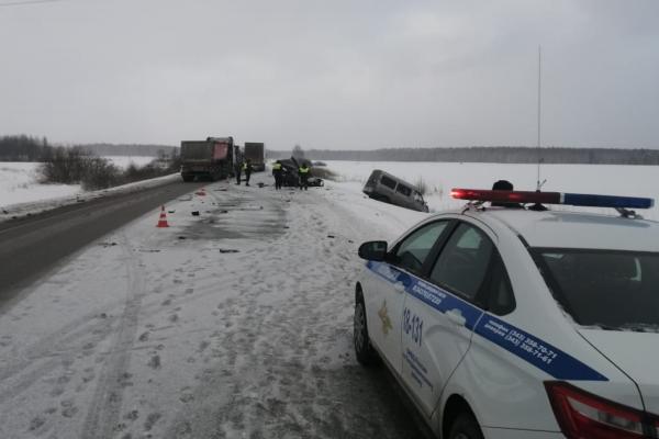 На Тюменском тракте, врезавшись в КАМАЗ с баранами и Газель, погиб водитель легковушки - Фото 1