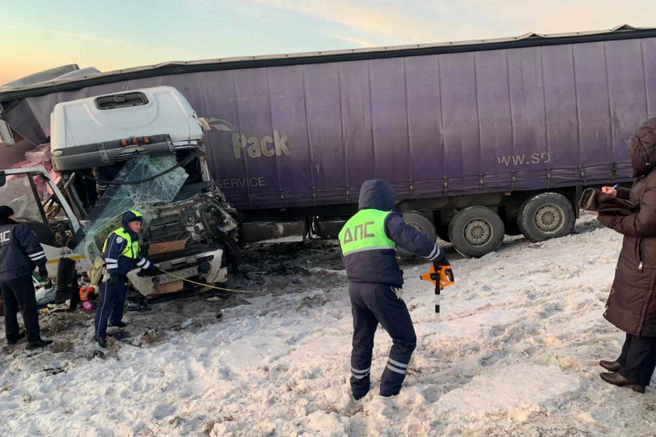 На Тюменском тракте произошло смертельное ДТП с участием трех фур - Фото 1