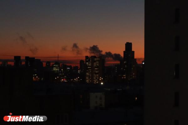«Зима в городе особенно прекрасна в момент рассвета и заката». В Екатеринбурге -8 градусов - Фото 1