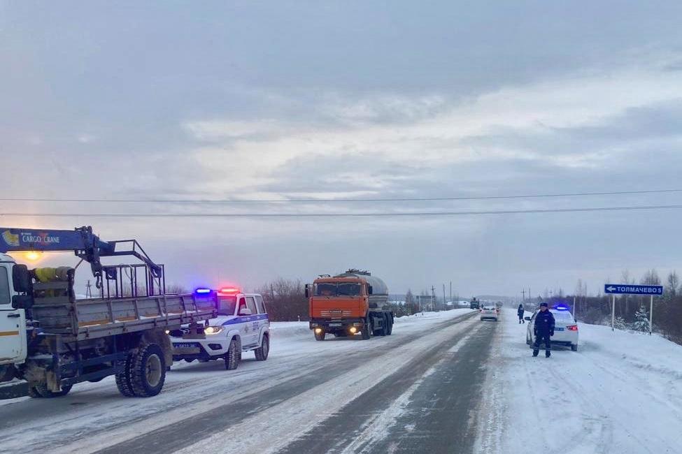 Из-за снегопадов ГИБДД временно ограничила движение грузовиков и автобусов на автодорогах Екатеринбург-Реж-Алапаевск и Нижняя Салда — Алапаевск - Фото 1