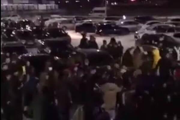 Сотрудники распределительного центра Ozon в Екатеринбурге устроили массовую драку - Фото 1