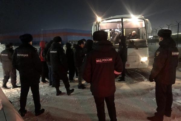 В Екатеринбурге сотрудники полиции провели рейд в Кольцовском логопарке, где состоялась массовая драка с участием мигрантов - Фото 1