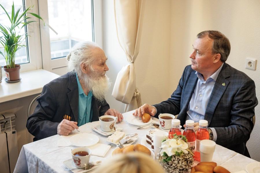 Алексей Орлов зашел в гости к ветерану, которому городские власти помогли с ремонтом квартиры - Фото 1