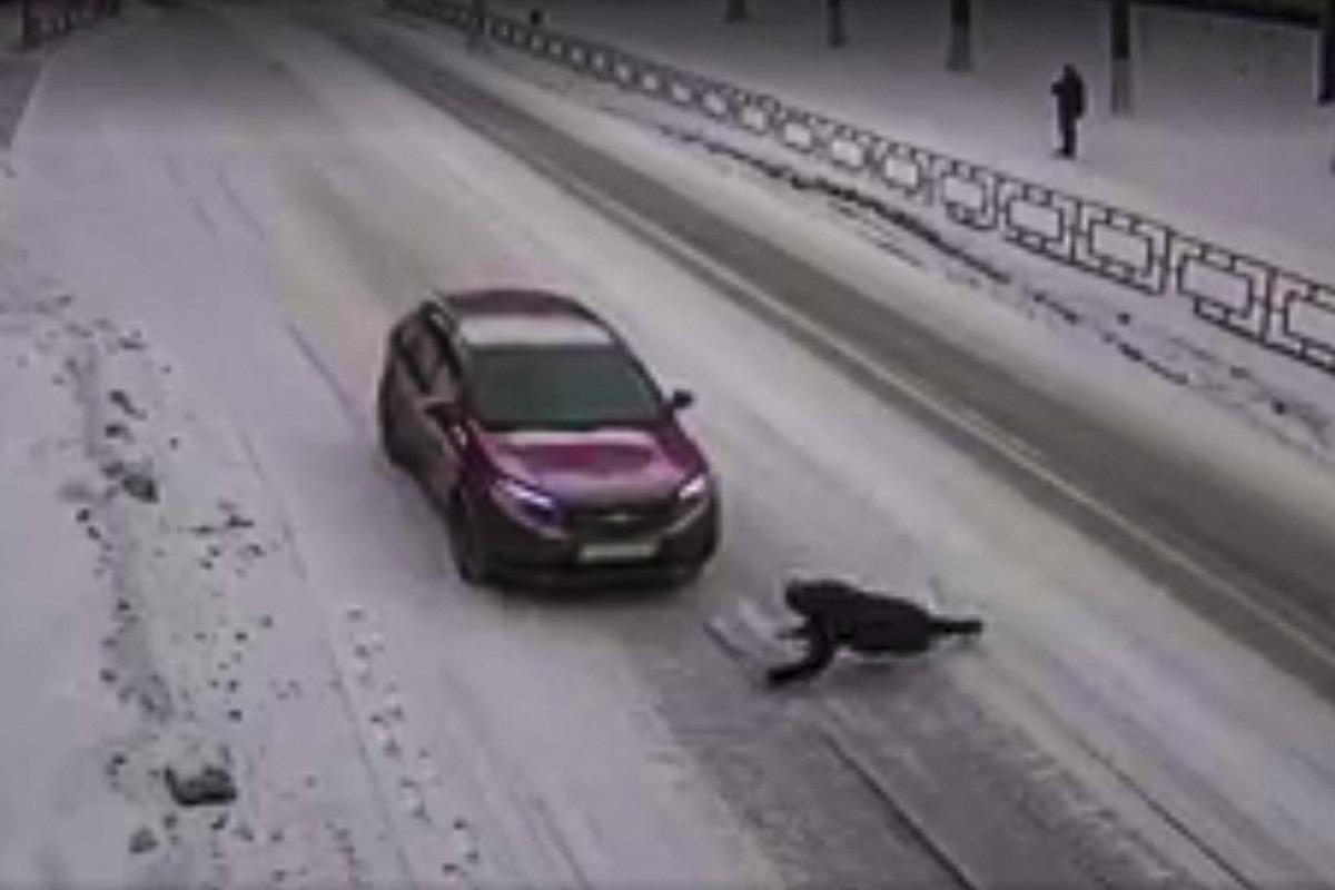 В Заречном неадекватный мужчина бросался под колеса автомобилей - Фото 1