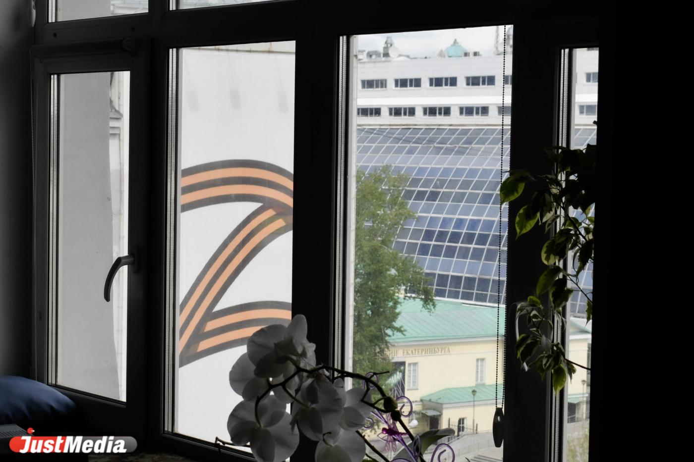 В центре Екатеринбурга сняли баннер, вывешенный в поддержку российской армии - Фото 1