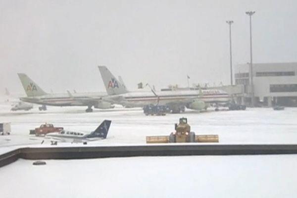 Более трех тысяч рейсов отменены в США из-за снежного бурана - Фото 1