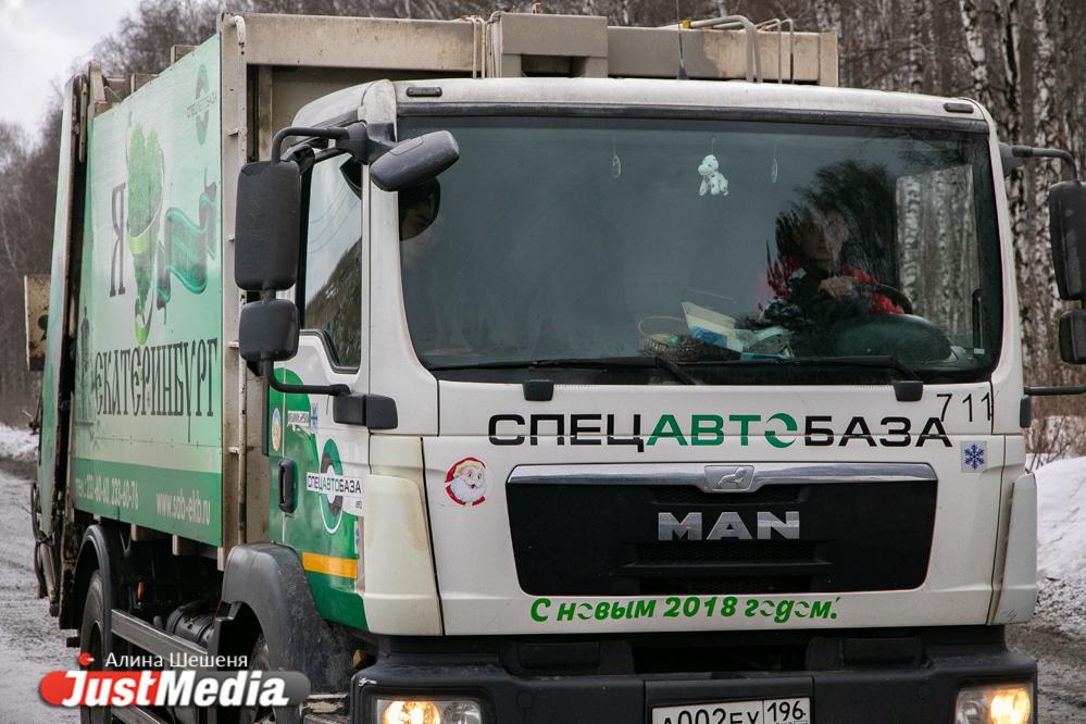 В новогодние праздники мусоровозы «Спецавтобазы» будут работать в будничном режиме - Фото 1
