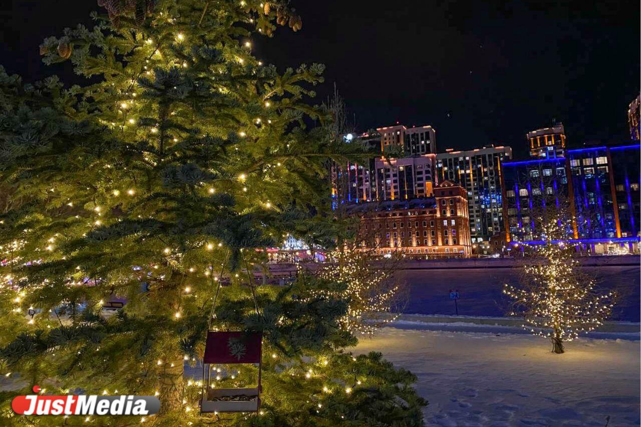 «Зимняя и праздничная красота заставляет улыбаться». В Екатеринбурге -11 градусов - Фото 1