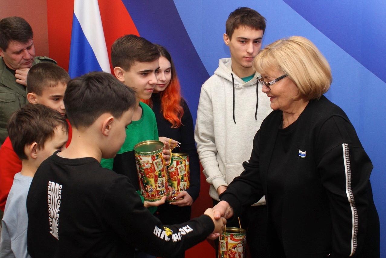 Людмила Бабушкина отвезла новогодние подарки детям Макеевки - Фото 1