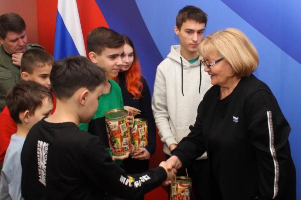 Людмила Бабушкина отвезла новогодние подарки детям Макеевки