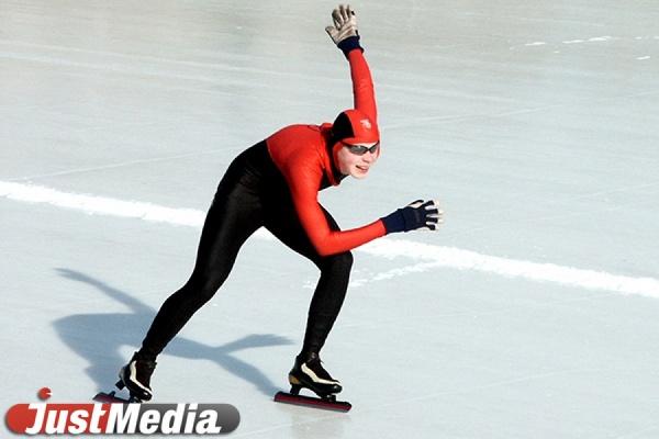 Конькобежец из Свердловской области стал победителем чемпионата России на дистанции 10 километров - Фото 1
