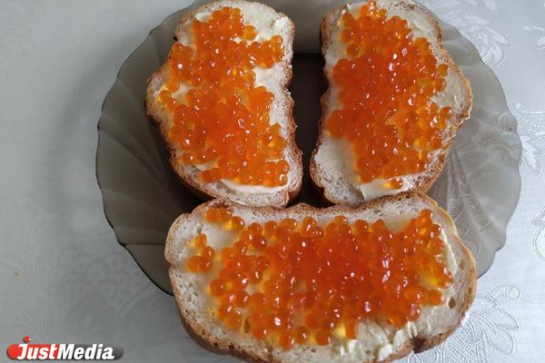 На Урале свыше 60 килограммов красной икры пытались вывезти в Казахстан под видом оборудования для печей - Фото 1