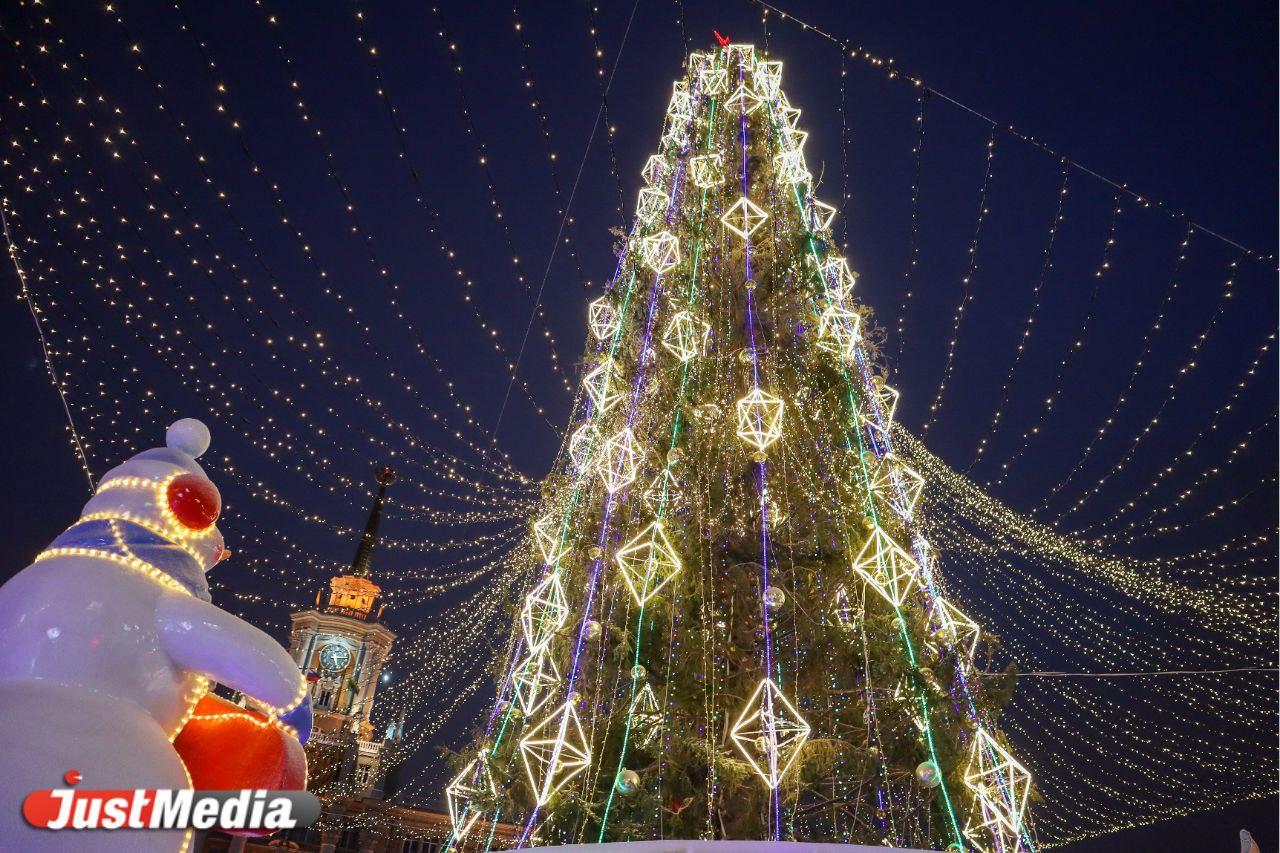 В Екатеринбурге начал работу ледовый городок - Фото 1