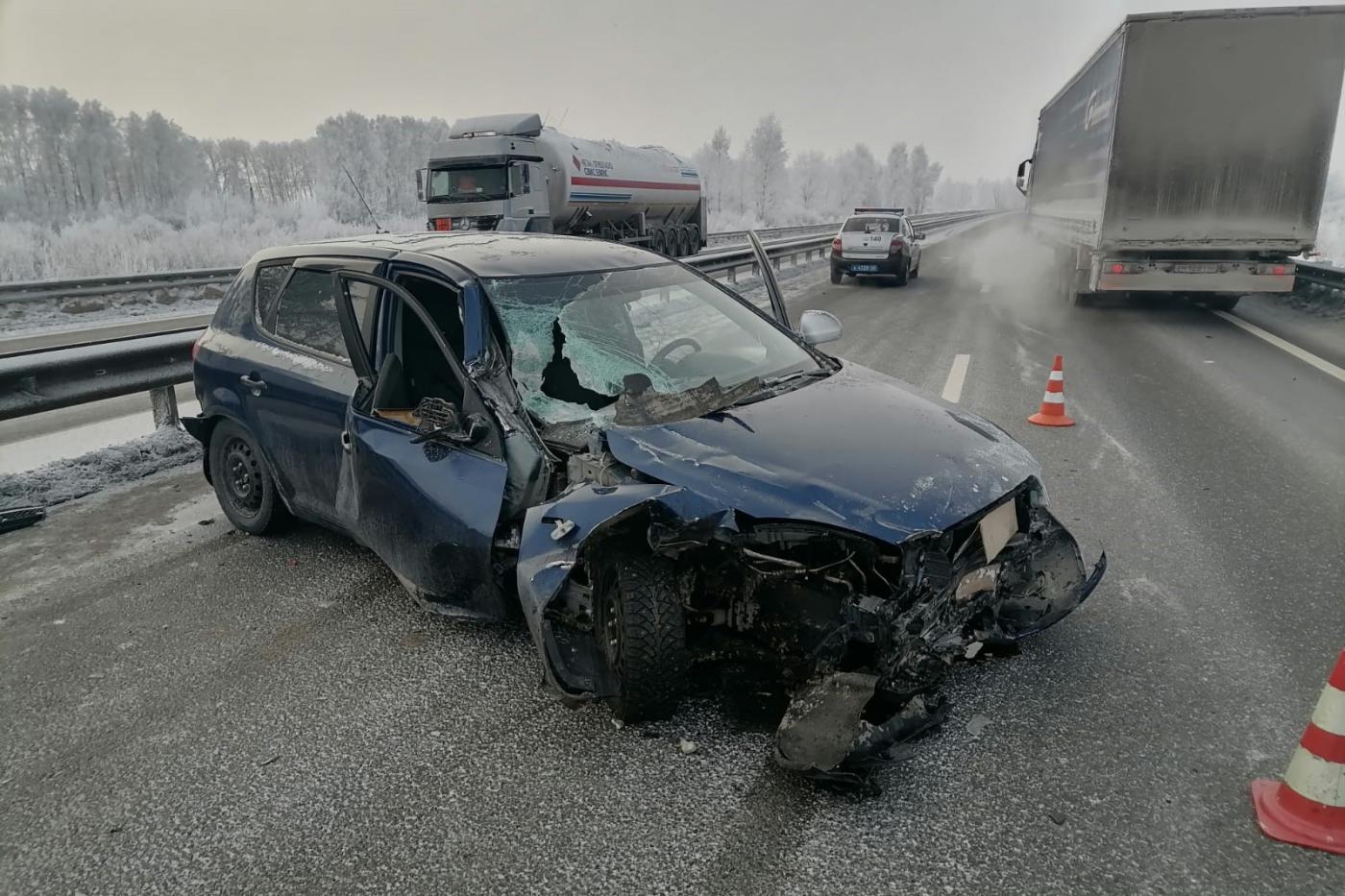 На Тюменском тракте водитель «КИА» уснул за рулем и влетел в грузовик. Серьезно пострадали двое детей - Фото 1