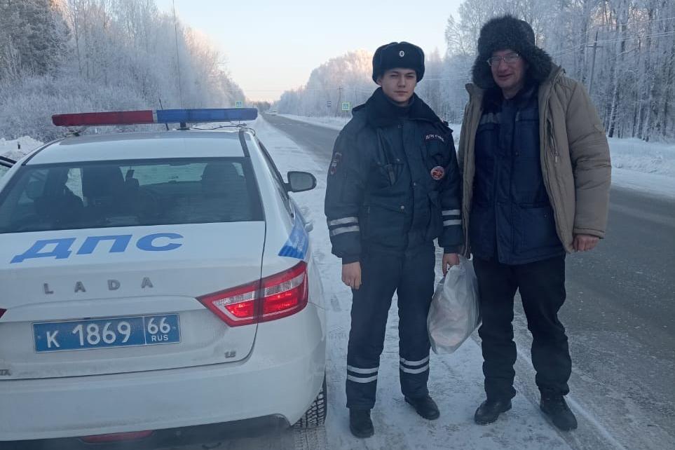 Свердловские полицейские помогли местному жителю не замерзнуть в 30-градусный мороз и встретить Новый год с семьей  - Фото 1