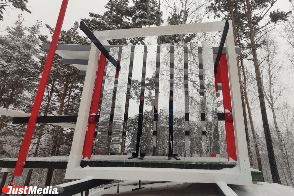 В лесу под Сысертью на вершине горы появилась загадочная инсталляция - Фото 1