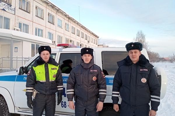 В Свердловской области сотрудники ГИБДД дважды спасли людей при пожаре - Фото 1