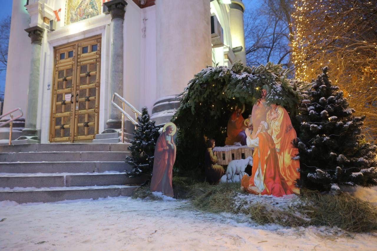 2500 подарков для детей, фрески на медиафасадах и вертеп в сердце города: Екатеринбург встречает Рождество - Фото 1