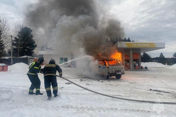 В Ивделе загорелся автомобиль на заправке - Фото 1