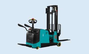 Самоходные штабелеры: виды, особенности и назначение  - Фото 1