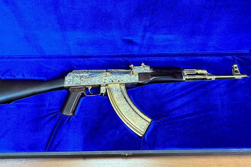 В Кольцово таможенники задержали пассажира с позолоченным автоматом Калашникова - Фото 1