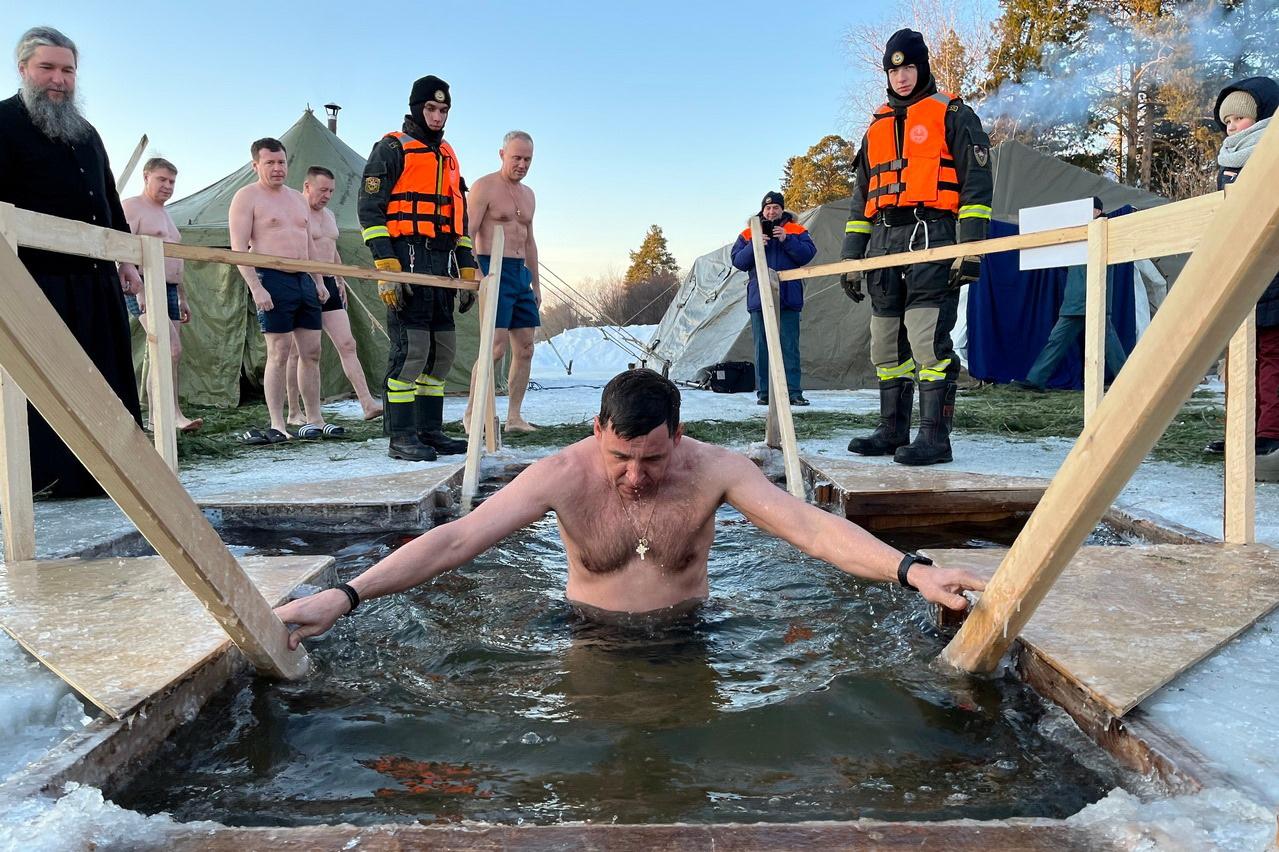 Евгений Куйвашев окунулся в крещенскую купель в Верхотурье - Фото 1