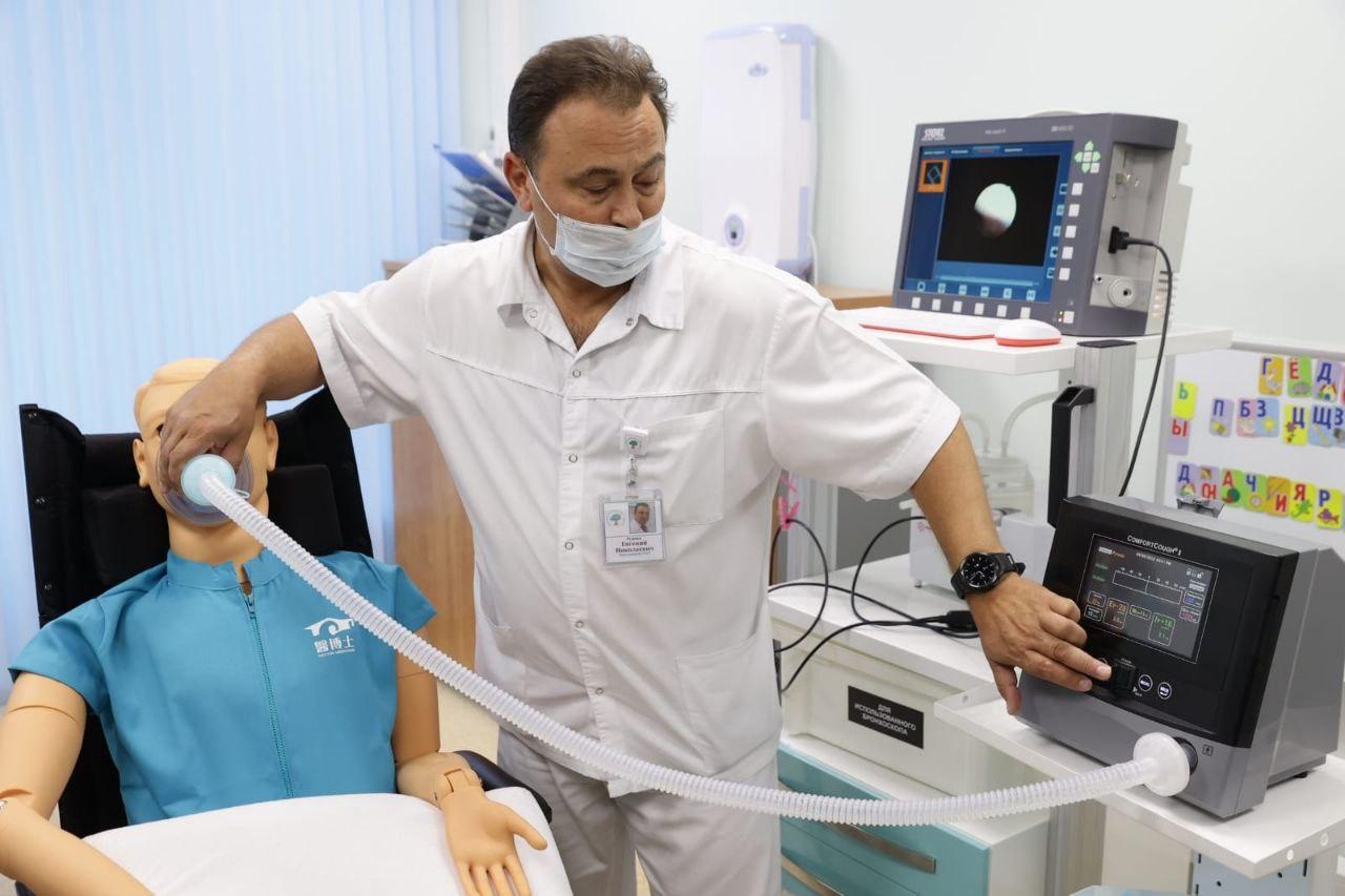 Екатеринбург стал местом запуска федерального проекта по обучению бригад для реабилитации тяжелых пациентов - Фото 1